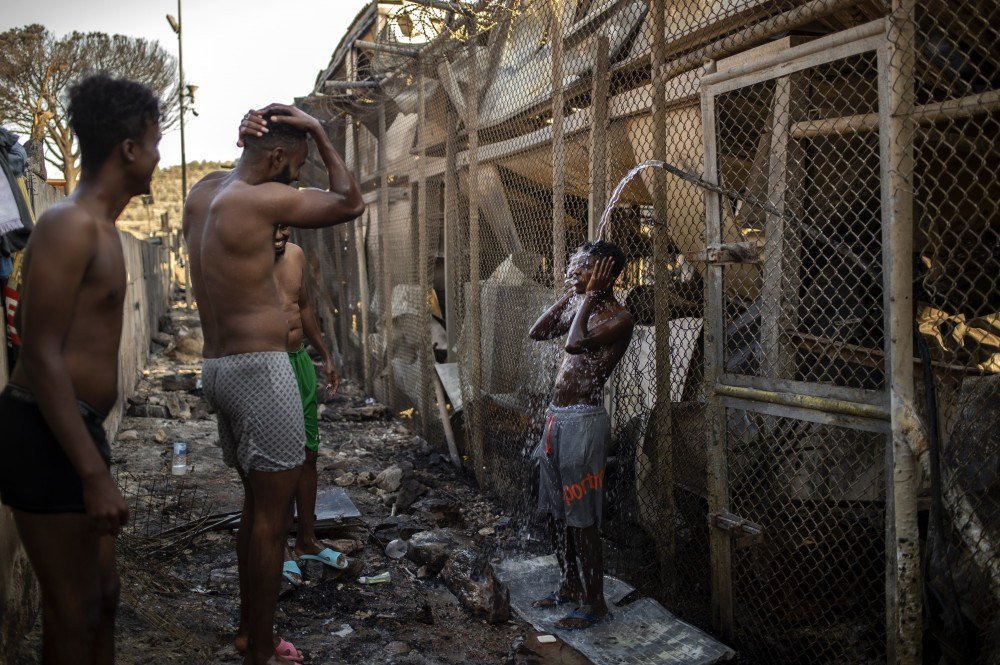 Grécia organiza ajuda a milhares de migrantes após incêndios em Lesbos