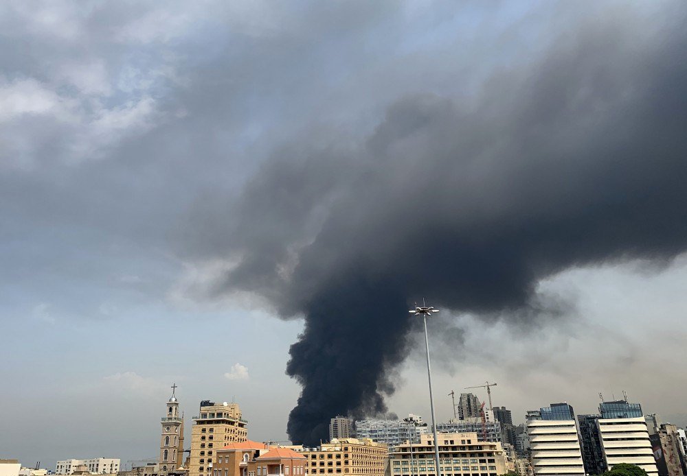 Uma foto tirada em Dbayeh, ao norte de Beirute, mostra a fumaça de um grande incêndio ocorrendo no porto da capital libanesa em 10 de setembro de 2020.
Espessas colunas negras de fumaça subiram para o céu, enquanto o exército disse que havia engolfado um depósito de óleo de motor e pneus de veículos.