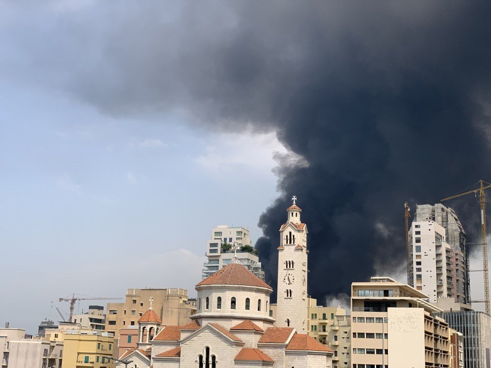 Uma foto tirada em Dbayeh, ao norte de Beirute, mostra a fumaça de um grande incêndio ocorrendo no porto da capital libanesa em 10 de setembro de 2020.
Espessas colunas negras de fumaça subiram para o céu, enquanto o exército disse que havia engolfado um depósito de óleo de motor e pneus de veículos.
