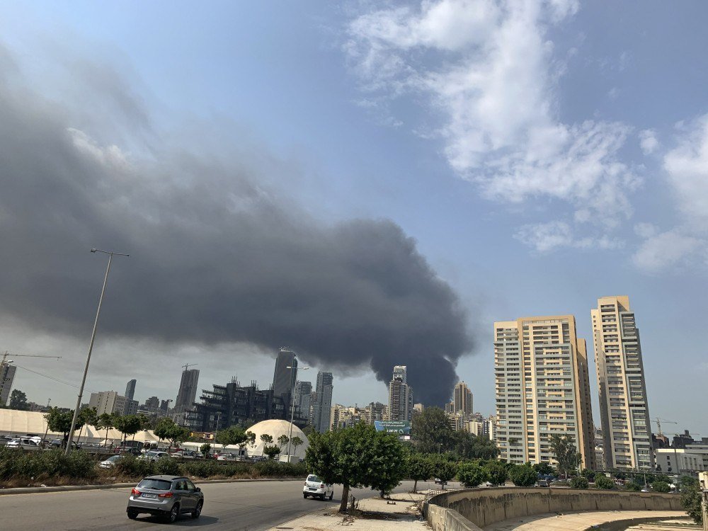 Uma foto tirada em Dbayeh, ao norte de Beirute, mostra a fumaça de um grande incêndio ocorrendo no porto da capital libanesa em 10 de setembro de 2020.
Espessas colunas negras de fumaça subiram para o céu, enquanto o exército disse que havia engolfado um depósito de óleo de motor e pneus de veículos.