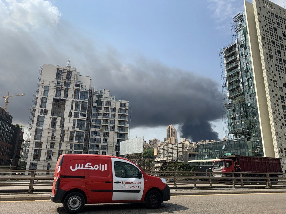 Uma foto tirada em Dbayeh, ao norte de Beirute, mostra a fumaça de um grande incêndio ocorrendo no porto da capital libanesa em 10 de setembro de 2020.
Espessas colunas negras de fumaça subiram para o céu, enquanto o exército disse que havia engolfado um depósito de óleo de motor e pneus de veículos.