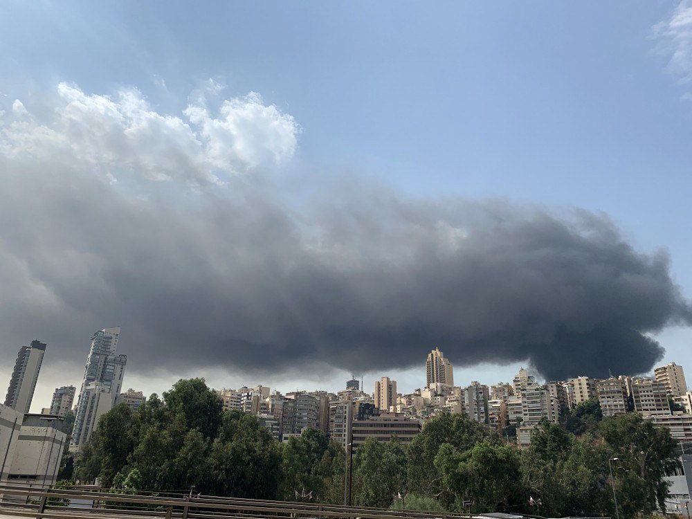 Uma foto tirada em Dbayeh, ao norte de Beirute, mostra a fumaça de um grande incêndio ocorrendo no porto da capital libanesa em 10 de setembro de 2020.
Espessas colunas negras de fumaça subiram para o céu, enquanto o exército disse que havia engolfado um depósito de óleo de motor e pneus de veículos.