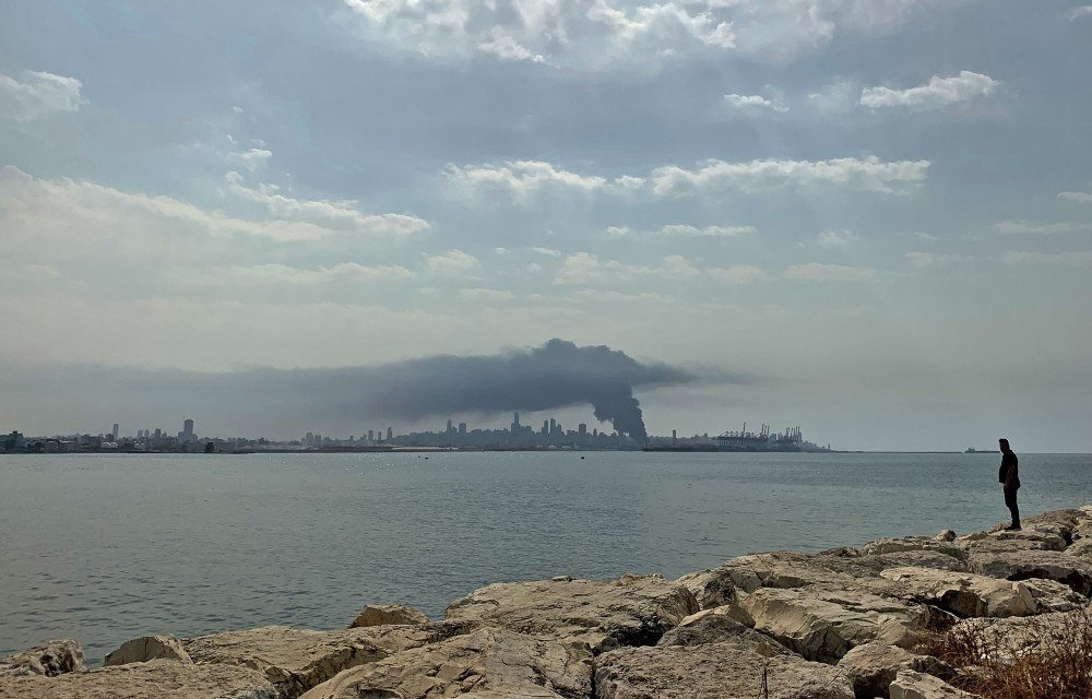 Uma foto tirada em Dbayeh, ao norte de Beirute, mostra a fumaça de um grande incêndio ocorrendo no porto da capital libanesa em 10 de setembro de 2020.
Espessas colunas negras de fumaça subiram para o céu, enquanto o exército disse que havia engolfado um depósito de óleo de motor e pneus de veículos.