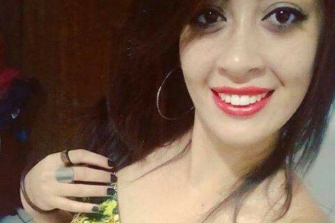 Alhandra Pires de Oliveira, 25 anos, disse que ia a um shopping e não voltou para casa desde sábado - (foto: Reprodução/Arquivo pessoal) Alhandra Pires de Oliveira, 25 anos, disse que ia a um shopping e não voltou para casa desde sábado - (foto: Reprodução/Arquivo pessoal)