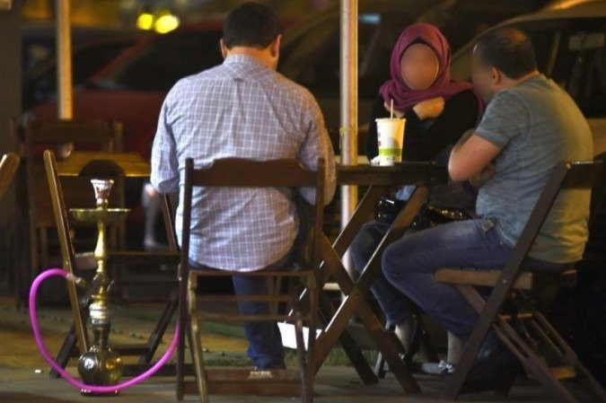 Ação da Vigilância Sanitária também visa o combate ao fumo, prática que aumenta os riscos de complicações pela covid-19 -  (crédito: Ed Alves/CB/D.A Press)