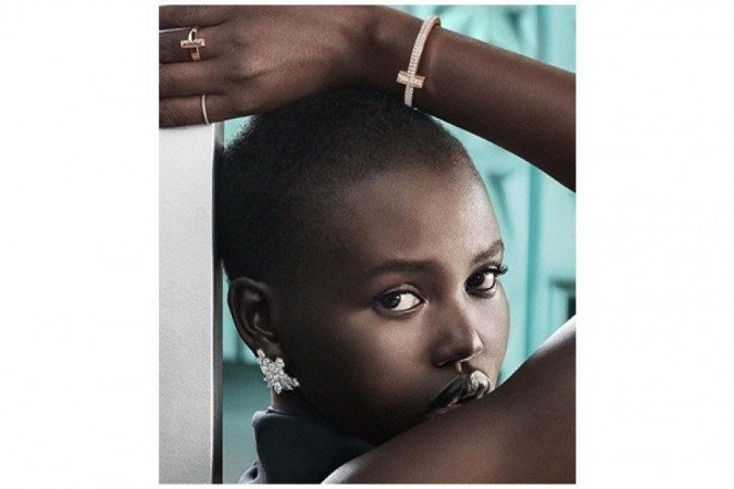 Nascida em um campo de refugiados no Sud&atilde;o, Adut Akech Bior passou por v&aacute;rios outros at&eacute; chegar &agrave; Austr&aacute;lia. Fez sua estreia desfilando para a Saint Laurent, em 2017