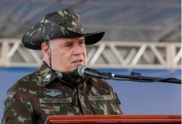 Ao lado de Bolsonaro, comandante do Exército fala em 