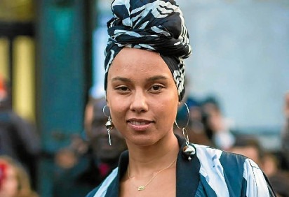 A cantora, atriz e compositora norte-americana Alicia Keys abusa do streetwear, combinando o turbante com jaquetas de couro, estampas geométricas e jeans.
