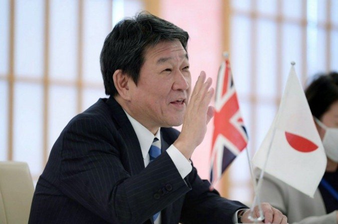 O ministro das Relações Exteriores do Japão, Toshimitsu Motegi, participa de uma reunião por videoconferência com a secretária de Comércio Internacional do Reino Unido, Liz Truss, no ministério das Relações Exteriores em Tóquio. - (foto: JAPAN POOL VIA JIJI PRESS / JIJI PRESS / AFP) O ministro das Relações Exteriores do Japão, Toshimitsu Motegi, participa de uma reunião por videoconferência com a secretária de Comércio Internacional do Reino Unido, Liz Truss, no ministério das Relações Exteriores em Tóquio. - (foto: JAPAN POOL VIA JIJI PRESS / JIJI PRESS / AFP)