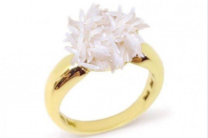 Anel de ouro cravejado de grãos de arroz