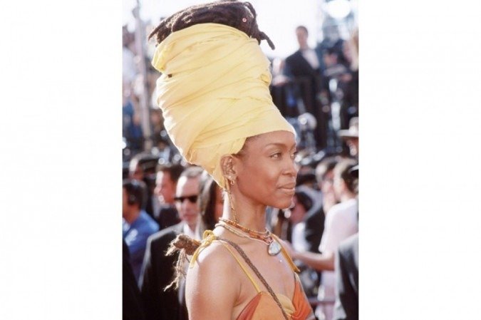 A miss Universo de 2019, Zozibini Tunzi, compartilha com frequ&ecirc;ncia em suas redes sociais looks utilizando a pe&ccedil;a, mesclando entre o visual de passarela e o mais casual, com moletom. A sul-africana sempre combina ao menos uma cor da roupa com os tons da pe&ccedil;a. 