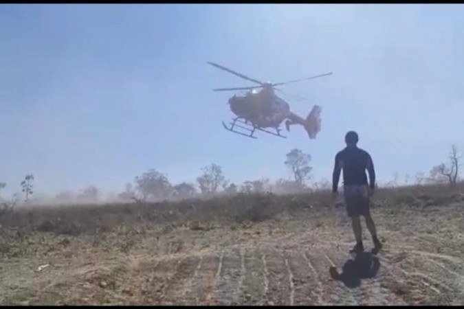 A torre de controle dos bombeiros orientou os civis para preparo da zona de pouso do helicóptero - (crédito: Arquivo Pessoal) A torre de controle dos bombeiros orientou os civis para preparo da zona de pouso do helicóptero - (crédito: Arquivo Pessoal)