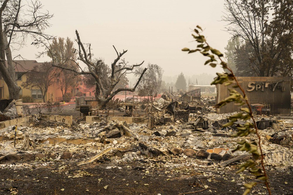 Incêndios deixam 31 mortos nos EUA; Trump visitará região afetada