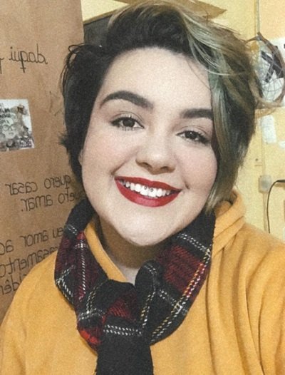 Yasmin Ramos foi demitida e, para completar a renda, faz bordados