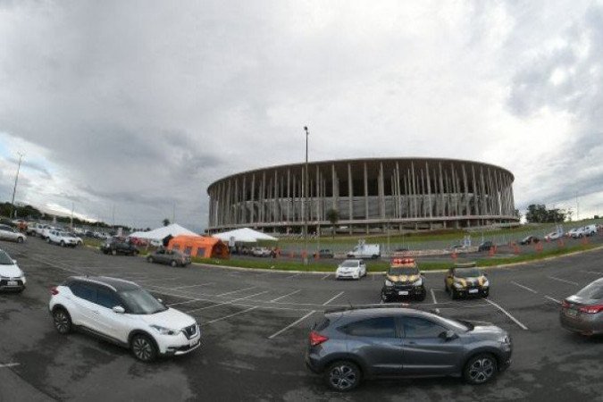 Fila para Drive Thru por causa teste do Novo Coronavirus, no Estadio Nacional de Brasilia Mane Garrincha.