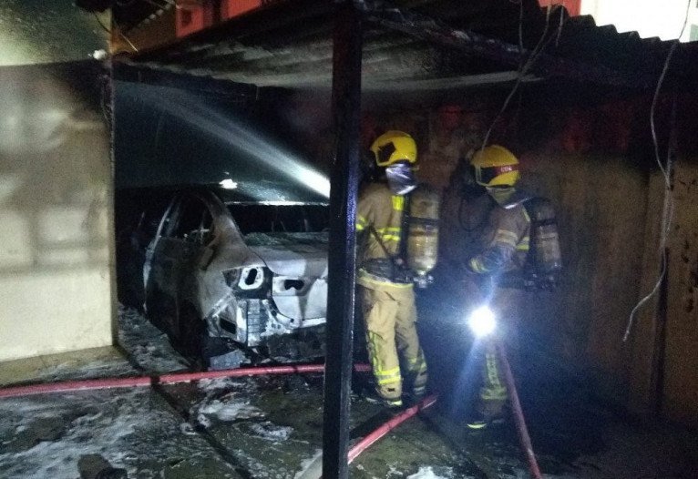 O Honda Civic branco estava na garagem de uma casa no Guar&aacute; 2