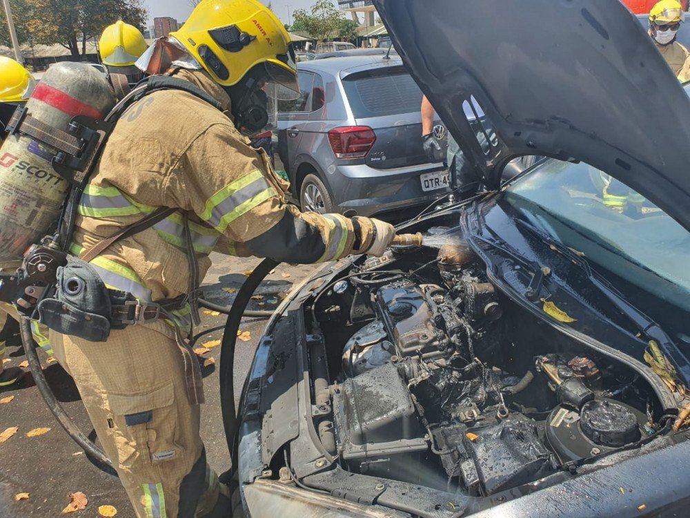 Em oito horas, bombeiros atuam no incêndio de dois carros no DF