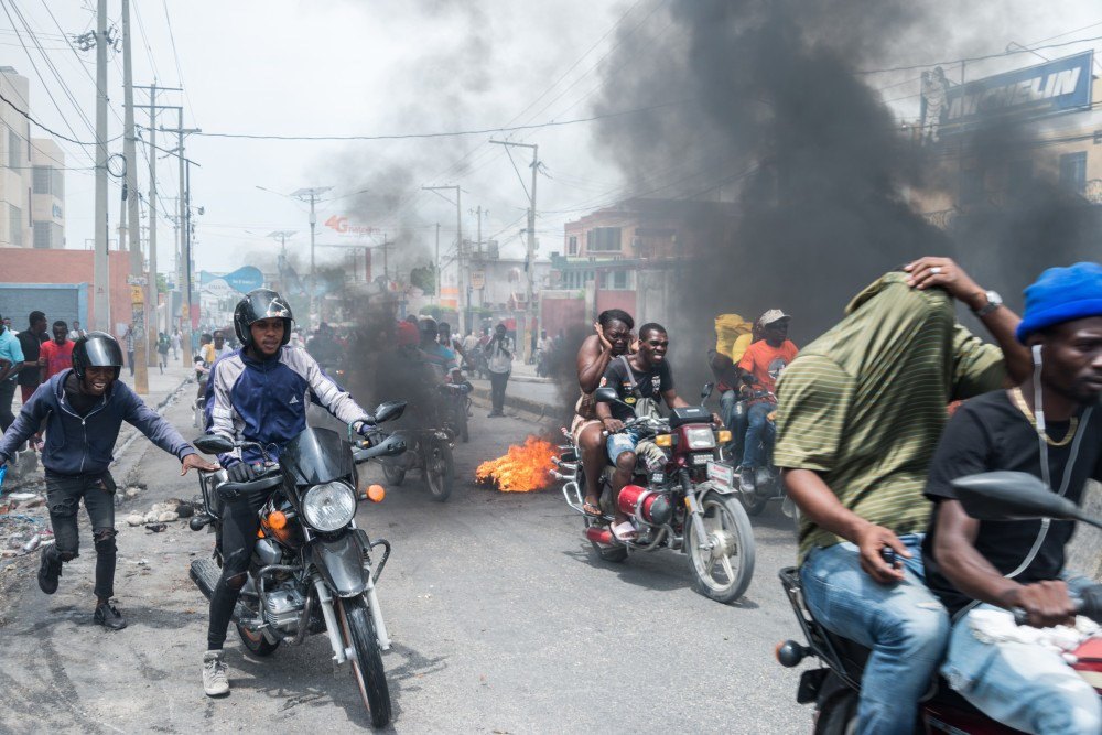 Protesto policial  exigindo libertação de colega preso instala medo no Haiti