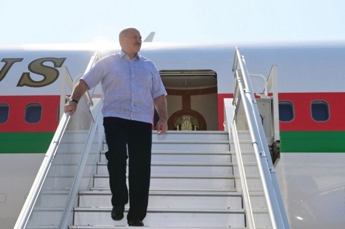 O presidente da Bielo-Rússia, Alexander Lukashenko, desembarca de um avião ao chegar a um aeroporto em Sochi em 14 de setembro de 2020. -  (crédito: Andrei STASEVICH / BELTA / AFP)
