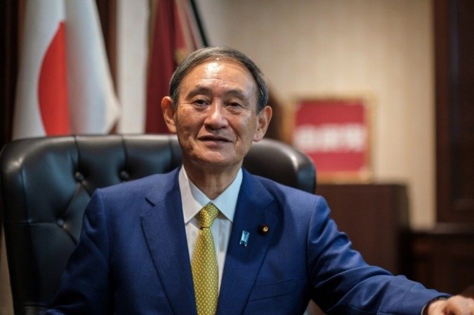 O recém-eleito líder do Partido Liberal Democrático do Japão (LDP) Yoshihide Suga posa para um retrato em seu escritório após sua coletiva de imprensa na sede do partido em Tóquio em 14 de setembro de 2020. - (crédito: Nicolas Datiche / POOL / AFP) O recém-eleito líder do Partido Liberal Democrático do Japão (LDP) Yoshihide Suga posa para um retrato em seu escritório após sua coletiva de imprensa na sede do partido em Tóquio em 14 de setembro de 2020. - (crédito: Nicolas Datiche / POOL / AFP)