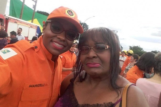 A soldado Marizelli Dias com a mãe, Conceição Aparecida Dias, a Dona Cida. - (crédito: Arquivo Pessoal) A soldado Marizelli Dias com a mãe, Conceição Aparecida Dias, a Dona Cida. - (crédito: Arquivo Pessoal)