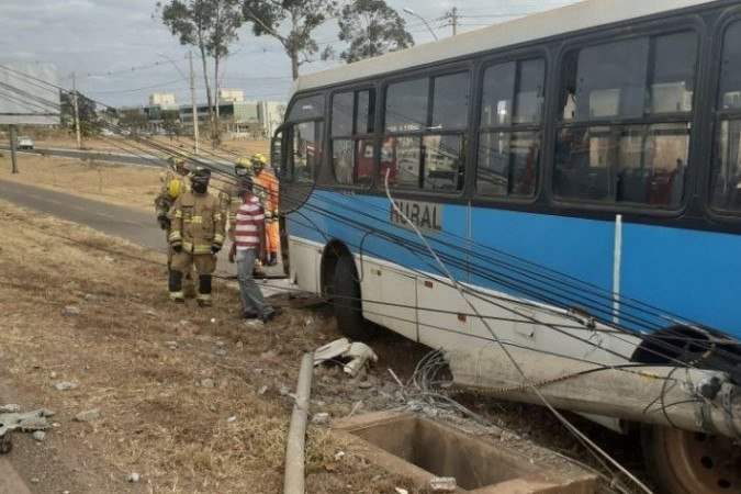 Após a colisão, o coletivo parou no canteiro central da via - (crédito: CBMDF/Divulgação) Após a colisão, o coletivo parou no canteiro central da via - (crédito: CBMDF/Divulgação)