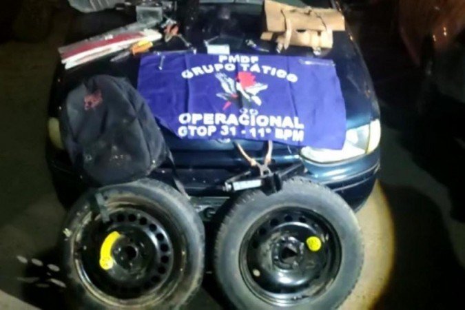 Com o rapaz os policiais encontraram estepes, ferramentas, macacos de roda e triângulos de outros veículos - (crédito: Divulgação / PMDF) Com o rapaz os policiais encontraram estepes, ferramentas, macacos de roda e triângulos de outros veículos - (crédito: Divulgação / PMDF)