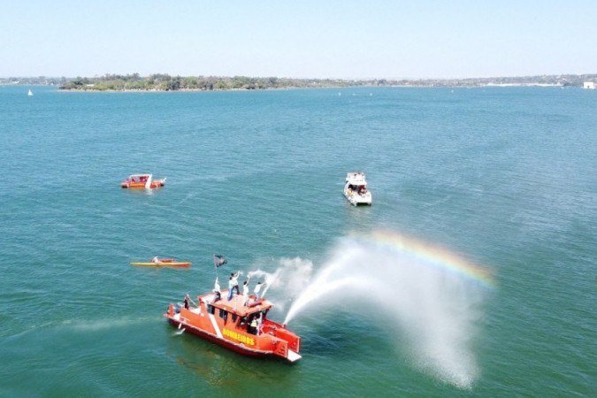 Os filhos de Alfredo jogaram suas cinzas no Lago Paranoá - (crédito: Calangos do Planalto/Divulgação) Os filhos de Alfredo jogaram suas cinzas no Lago Paranoá - (crédito: Calangos do Planalto/Divulgação)