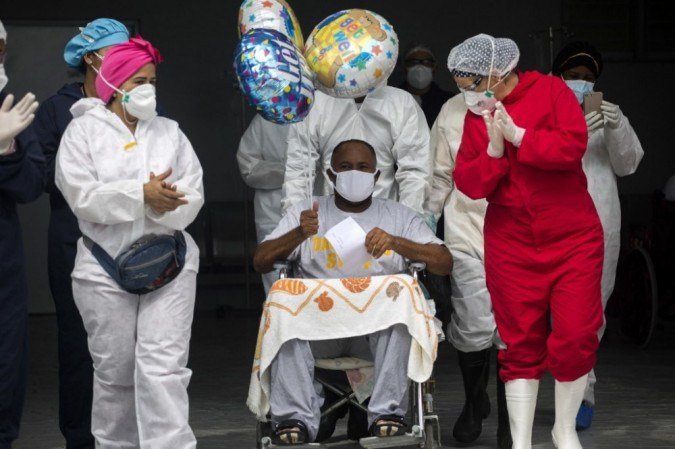 O dominicano Francisco Rodriguez segura balões ao deixar o Hospital Moscoso Puello após receber alta da área do covid-19, em Santo Domingo. - (crédito: Erika SANTELICES / AFP ) O dominicano Francisco Rodriguez segura balões ao deixar o Hospital Moscoso Puello após receber alta da área do covid-19, em Santo Domingo. - (crédito: Erika SANTELICES / AFP )