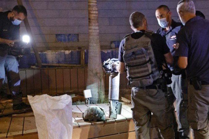 Forças de segurança israelenses inspecionam os restos de um foguete disparado da Faixa de Gaza que caiu na cidade costeira de Ashdod em 15 de setembro de 2020. - (crédito: JACK GUEZ / AFP) Forças de segurança israelenses inspecionam os restos de um foguete disparado da Faixa de Gaza que caiu na cidade costeira de Ashdod em 15 de setembro de 2020. - (crédito: JACK GUEZ / AFP)