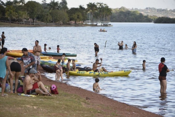 Heat in Brasilia.  Bathers at the Lago Norte beach known as Piscinão.