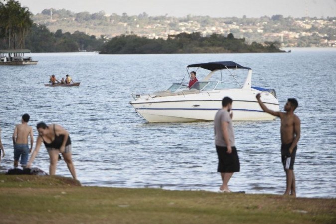 Heat in Brasilia.  Bathers at the Lago Norte beach known as Piscinão.