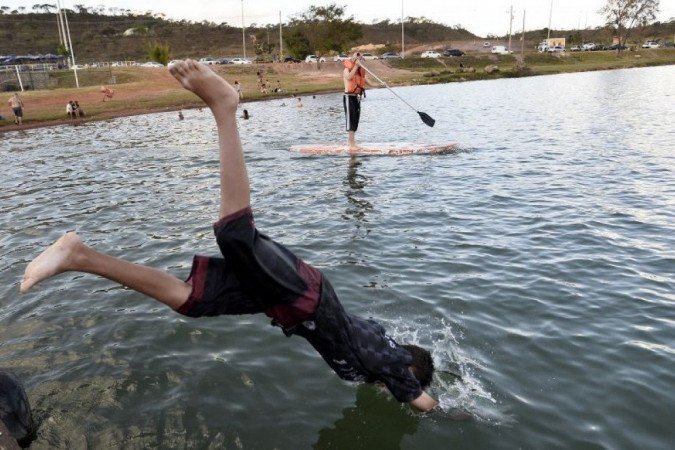 Calor em Brasília. Banhistas na Praia do Lago Norte conhecida como Piscinão.