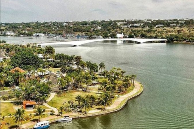 O óleo caiu na rede de águas pluviais e foi parar no Lago Paranoá -  (crédito: Breno Fortes/CB/D.A Press)