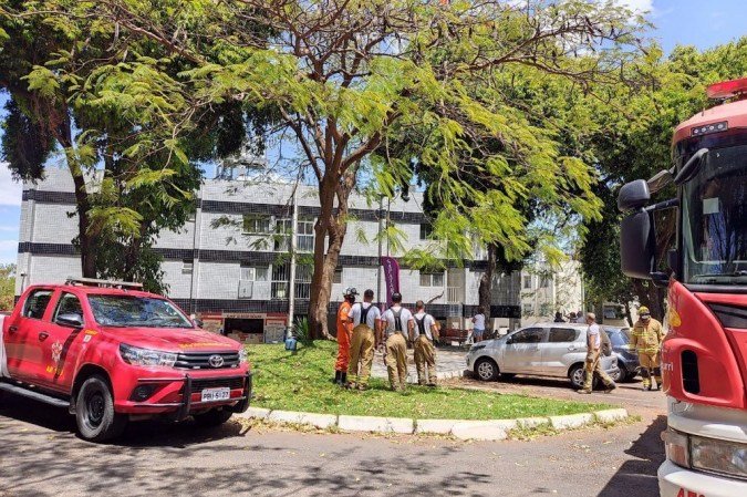 Por segurança, moradores precisaram descer do prédio durante a ação dos Bombeiros - (crédito: Divulgação / CBMDF) Por segurança, moradores precisaram descer do prédio durante a ação dos Bombeiros - (crédito: Divulgação / CBMDF)