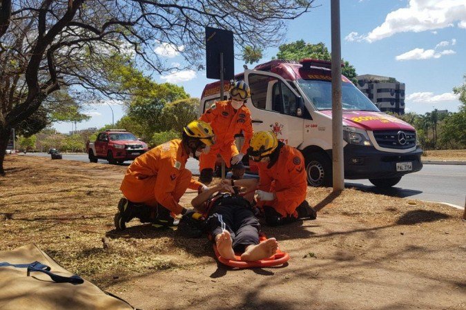 Vítima foi encaminhada para o Hospital de Base com escoriações no ombro e luxação no tornozelo esquerdo - (crédito: Divulgação / CBMDF) Vítima foi encaminhada para o Hospital de Base com escoriações no ombro e luxação no tornozelo esquerdo - (crédito: Divulgação / CBMDF)
