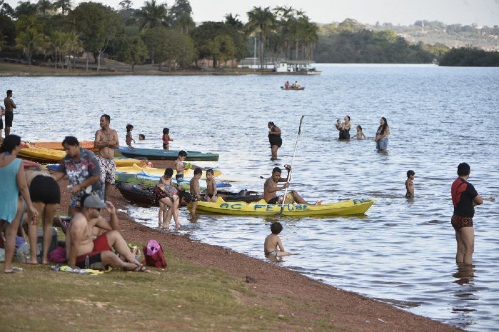 Calor em Brasília. Banhistas na Praia do Lago Norte conhecida como Piscinão.
