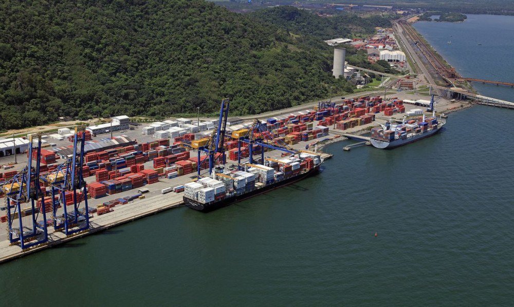 Balança comercial tem deficit de US$ 323 milhões, com disparada das importações