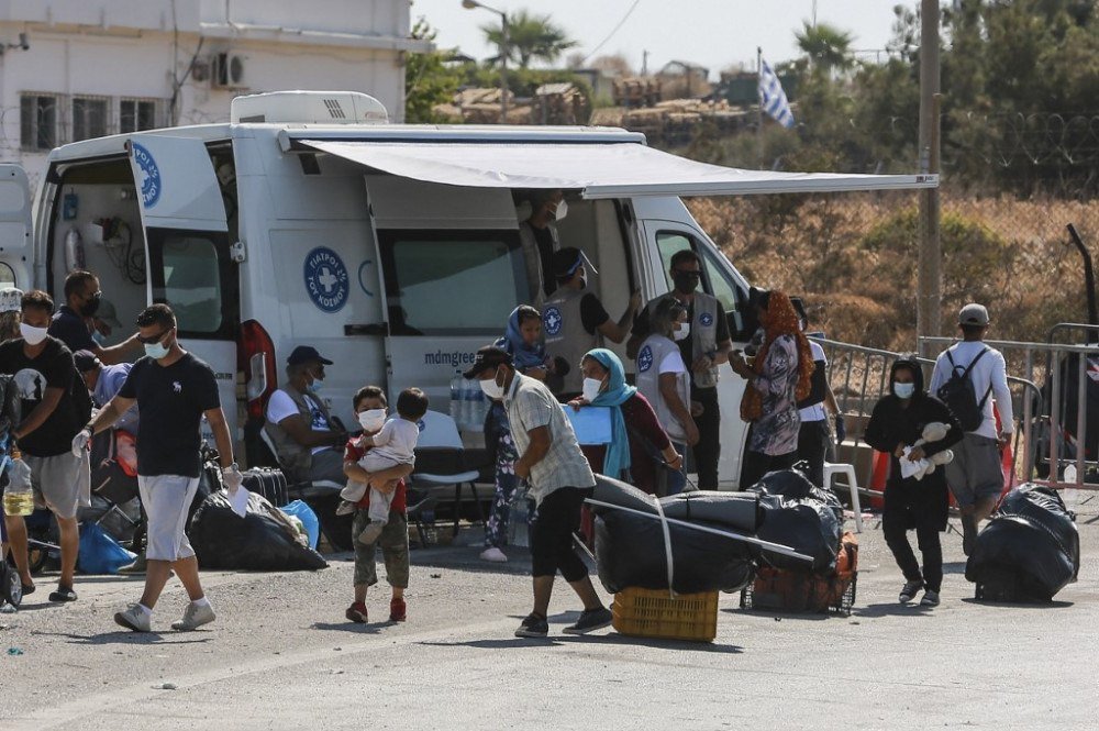 Polícia inicia transferência de migrantes para novo campo em Lesbos