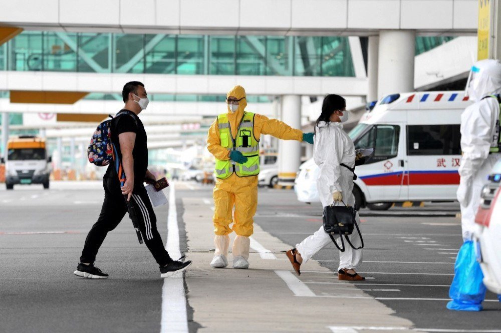 Passageiros desembarcam após seu voo operado pela transportadora sul-coreana T'way pousar no Aeroporto Internacional Tianhe de Wuhan, na província de Hubei, na China. 