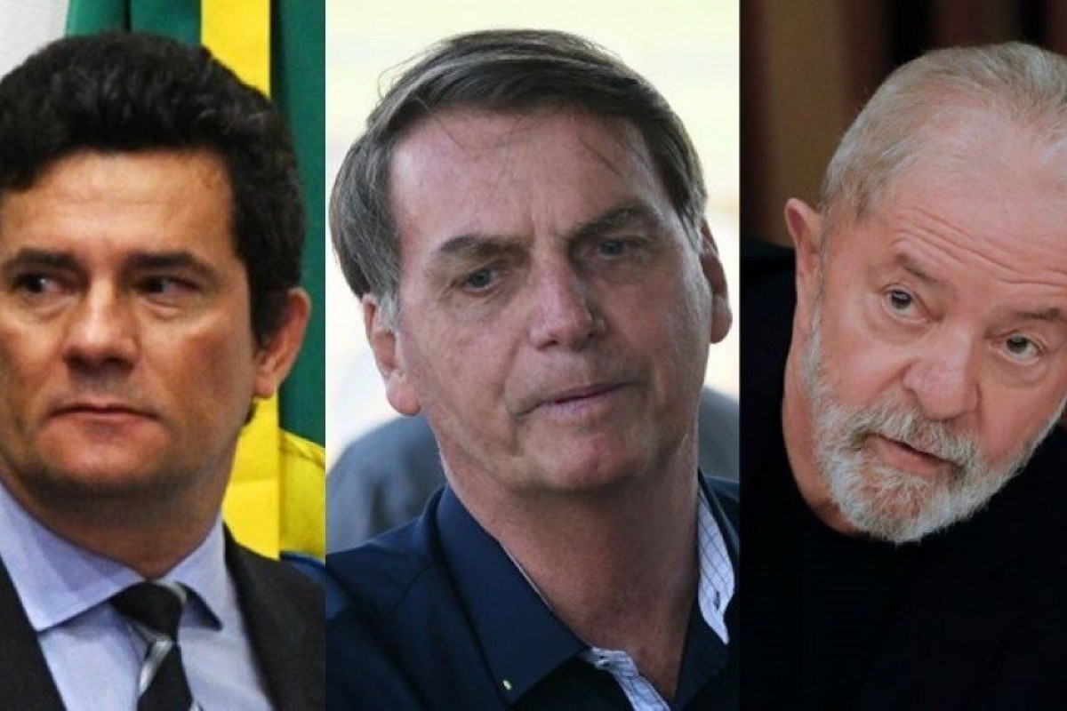 Sem máscara, Bolsonaro joga sinuca e provoca aglomeração no Ceará