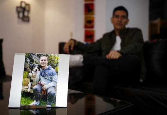 O colombiano Santiago Gomez posa durante uma entrevista &agrave; AFP em Bogot&aacute;, em 16 de setembro de 2020. 