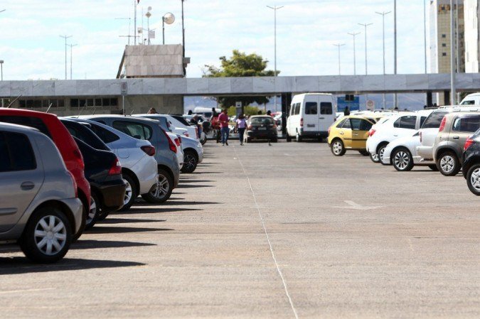 Lavadores e cuidadores de carros só poderão atuar se estiverem inscritos em cadastro prévio - (crédito: Ana Rayssa/CB/D.A Press) Lavadores e cuidadores de carros só poderão atuar se estiverem inscritos em cadastro prévio - (crédito: Ana Rayssa/CB/D.A Press)