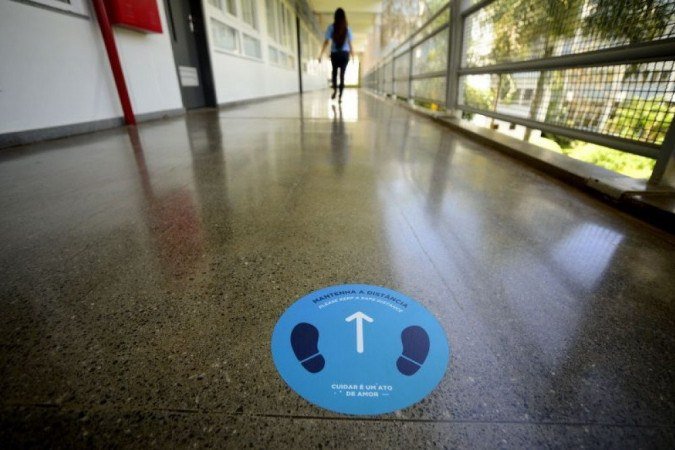 Também há marcações no chão de distanciamento no Colégio Marista João Paulo II
