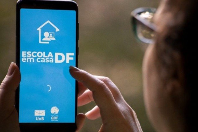 Pandemia levou estudantes de 686 colégios do Distrito Federal a assistir aulas pela internet - (crédito: Álvaro Henrique/SEEDF) Pandemia levou estudantes de 686 colégios do Distrito Federal a assistir aulas pela internet - (crédito: Álvaro Henrique/SEEDF)
