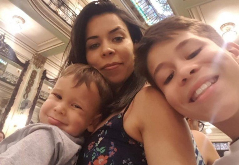 Flávia Mariana Bezerra aponta que os filhos não se adaptaram às aulas on-line. As duas crianças devem voltar à escola assim que o regime presencial começar. Na foto, ela e os filhos Davi e Theo. Flávia Mariana Bezerra aponta que os filhos não se adaptaram às aulas on-line. As duas crianças devem voltar à escola assim que o regime presencial começar. Na foto, ela e os filhos Davi e Theo.