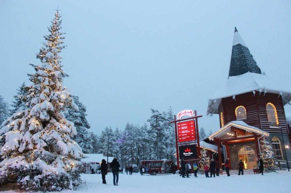 Entrada da vila da "verdadeira" casa do Papai Noel, em Rovaniemi, Lap&ocirc;nia, Finl&acirc;ndia.