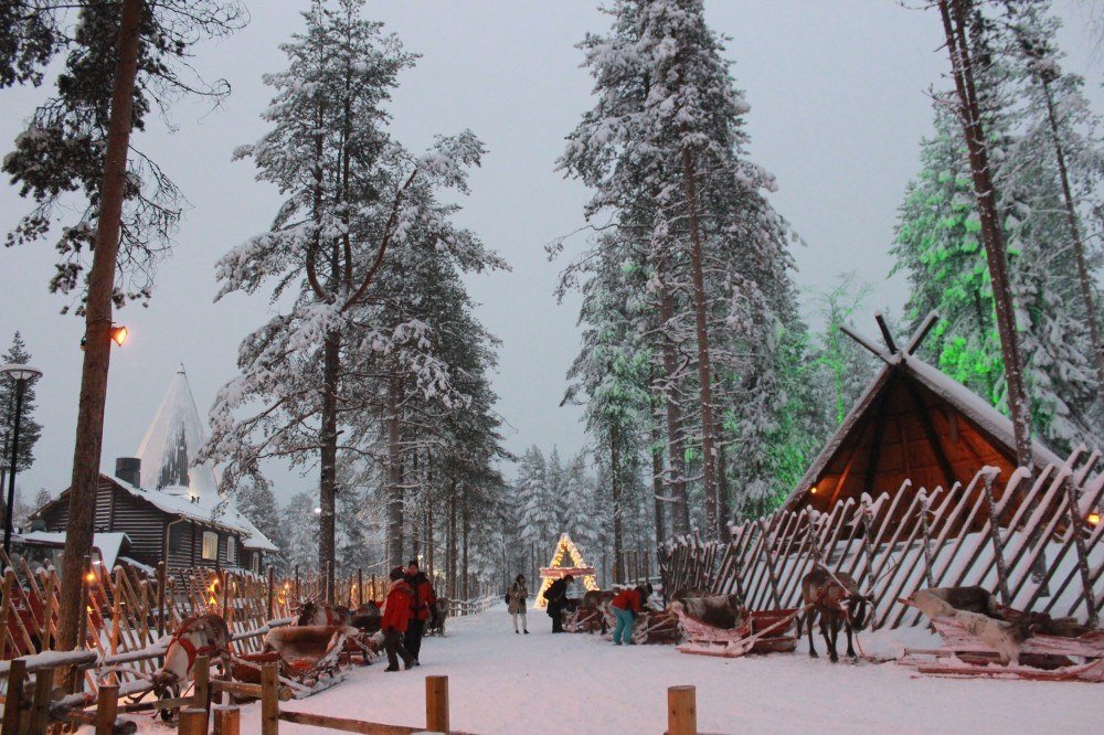 Passeios de tren&oacute; com renas na "verdadeira" casa do Papai Noel em Rovaniemi, Lap&ocirc;nia, Finl&acirc;ndia.
