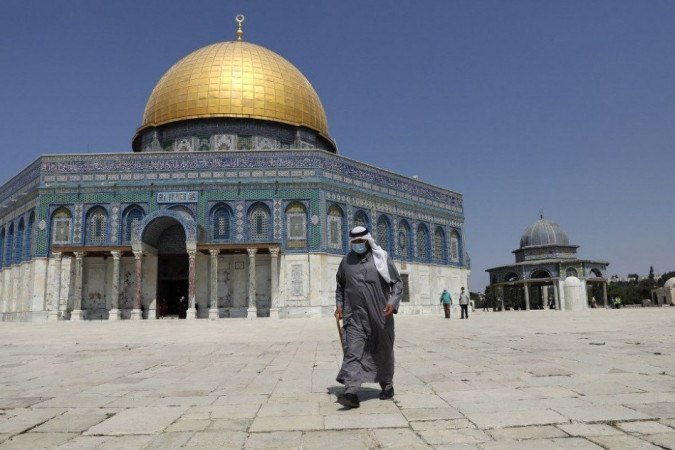 A autoridade que administra os lugares sagrados muçulmanos de Jerusalém anunciou que o complexo da mesquita de al-Aqsa seria fechado enquanto durasse o bloqueio. - (crédito: Ahmad GHARABLI / AFP) A autoridade que administra os lugares sagrados muçulmanos de Jerusalém anunciou que o complexo da mesquita de al-Aqsa seria fechado enquanto durasse o bloqueio. - (crédito: Ahmad GHARABLI / AFP)