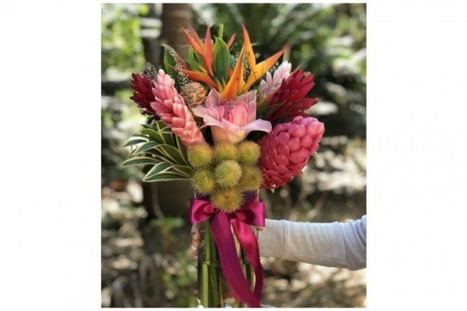Buquê tropical em vidro G, do Ateliê Florescer (R$ 135)